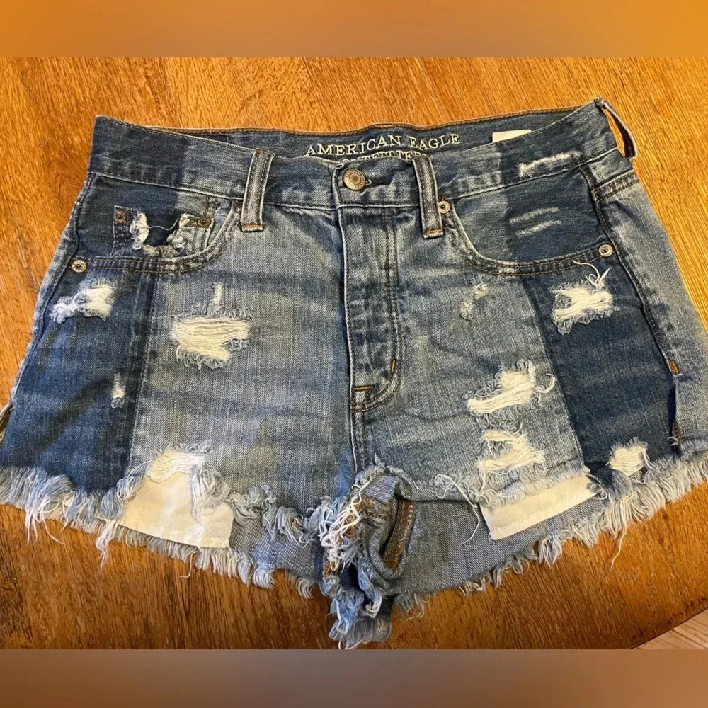 AMERICAN EAGLE Womenโs Distressed Denim Shorts